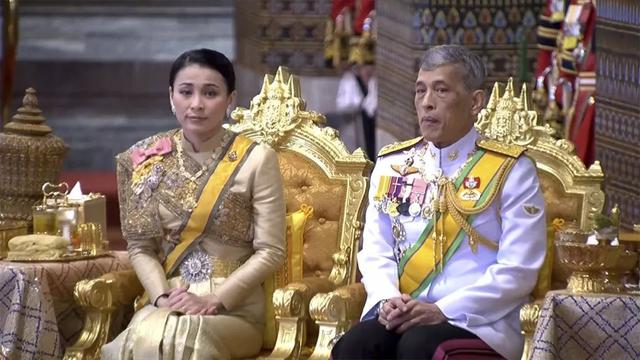 67歲泰王加冕後首次見民眾，頂38度高溫遊行，穿厚重禮袍沒笑容！