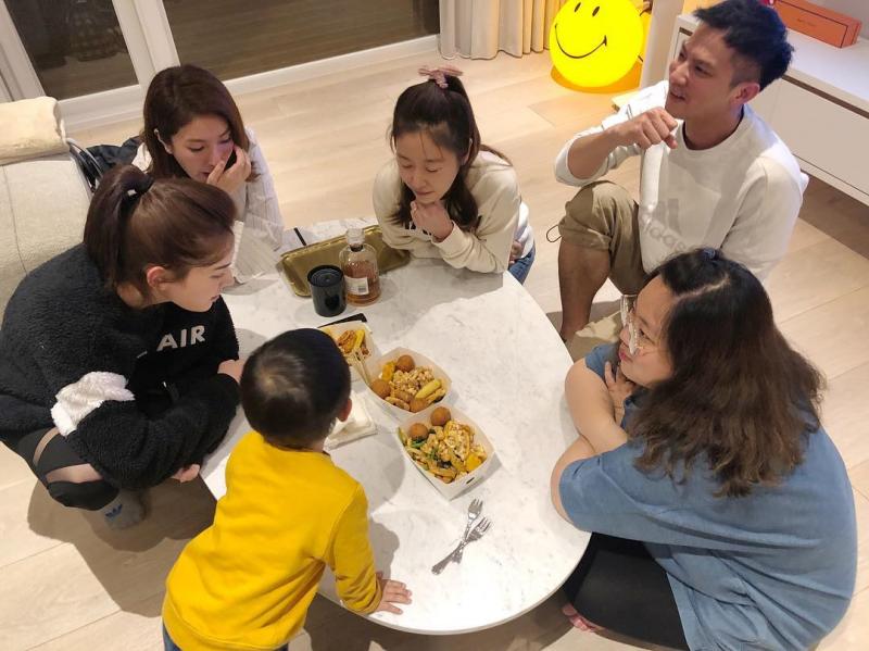 林心如手捧蛋糕「提前慶祝母親節」幸福笑容藏不住　「出賣3歲女兒糗事」：又不是妳生日