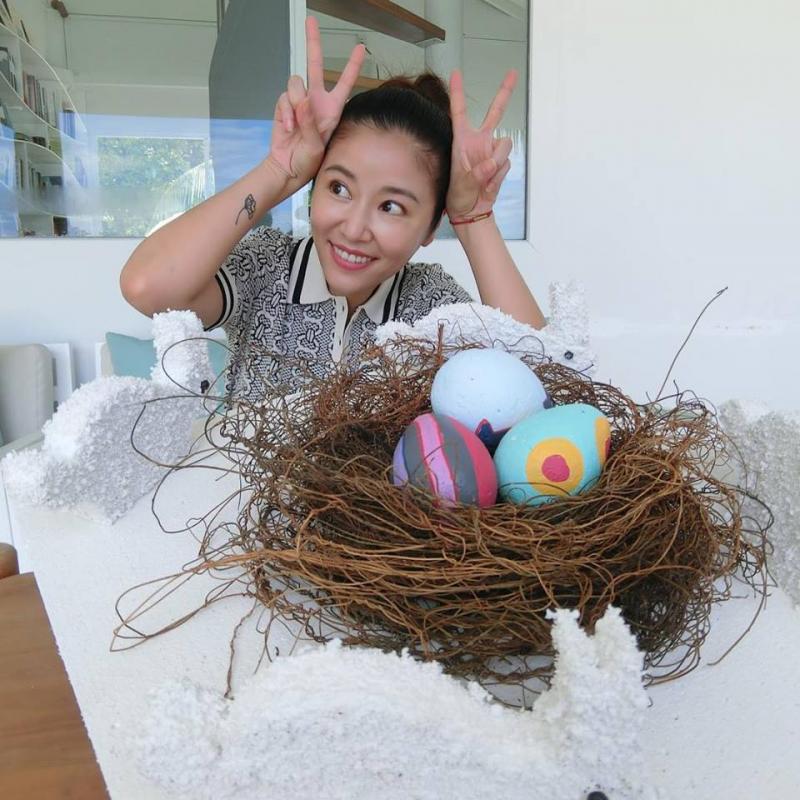 林心如手捧蛋糕「提前慶祝母親節」幸福笑容藏不住　「出賣3歲女兒糗事」：又不是妳生日