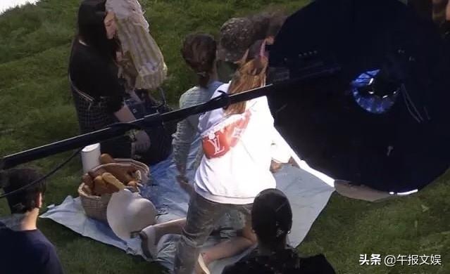 林心如懷二胎了？小腹微隆拍廣告，用手頻頻護肚疑似孕姿明顯！
