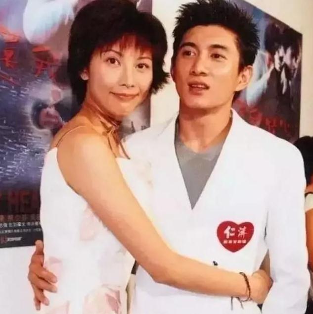 蔡少芬親生母親與婆婆近照，真是天差地別，網友：還是婆婆好！