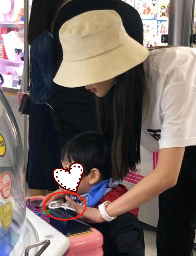 偶遇Baby攜兒子遊動物園，路人鏡頭下女神素顏很抗打！