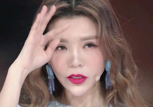 知名女主持朱迅近照風格大變，染黃髮瘦脫相還撞臉baby！