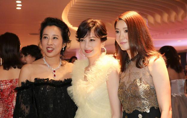 61歲郭晶晶婆婆朱玲玲艷壓趙雅芝，瀟灑離開霍家50歲又嫁億元老公