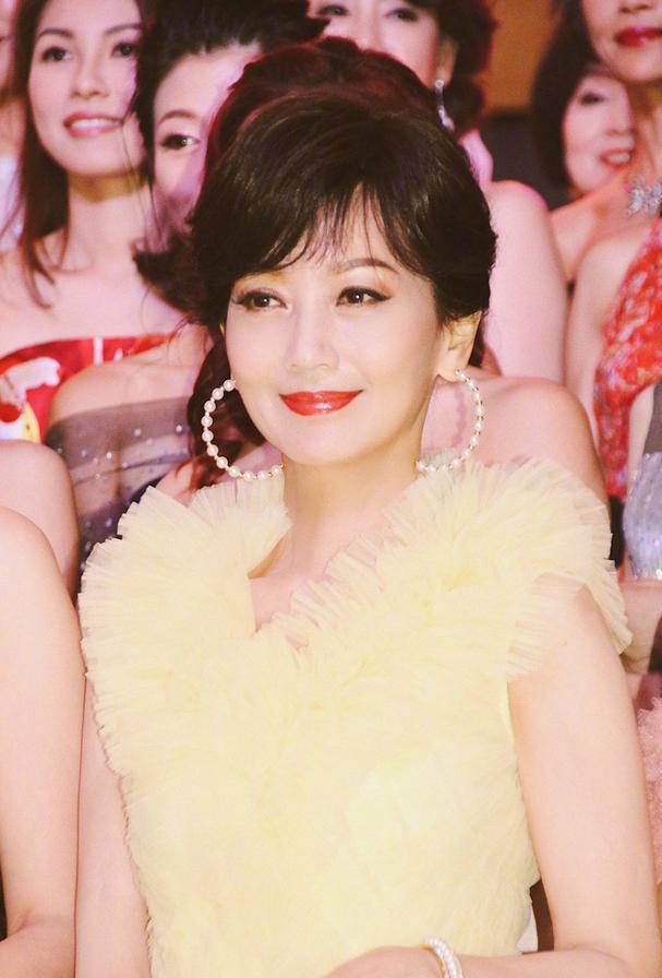 61歲郭晶晶婆婆朱玲玲艷壓趙雅芝，瀟灑離開霍家50歲又嫁億元老公