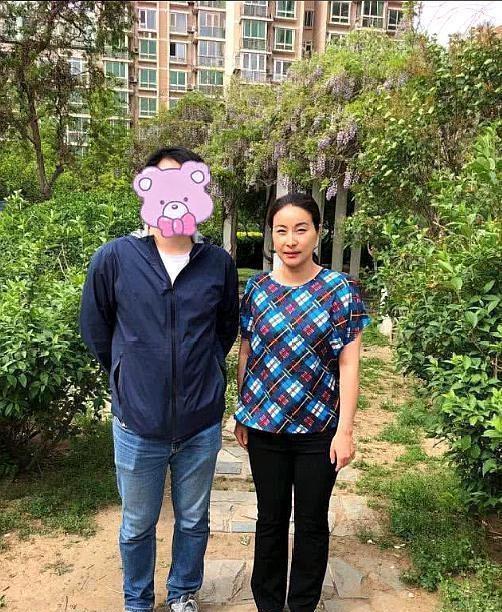郭晶晶首塗紅唇穿西裝出席活動，氣質驚艷全場，曾說她土氣太打臉！