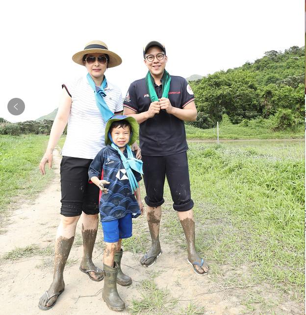 郭晶晶首塗紅唇穿西裝出席活動，氣質驚艷全場，曾說她土氣太打臉！