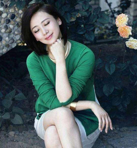 51歲翁虹容顏未老，越來越年輕宛如少女，女兒挺清秀但是顏值卻不如她~~~
