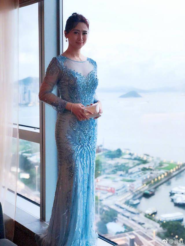 51歲翁虹容顏未老，越來越年輕宛如少女，女兒挺清秀但是顏值卻不如她~~~