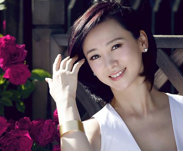51歲翁虹容顏未老，越來越年輕宛如少女，女兒挺清秀但是顏值卻不如她~~~