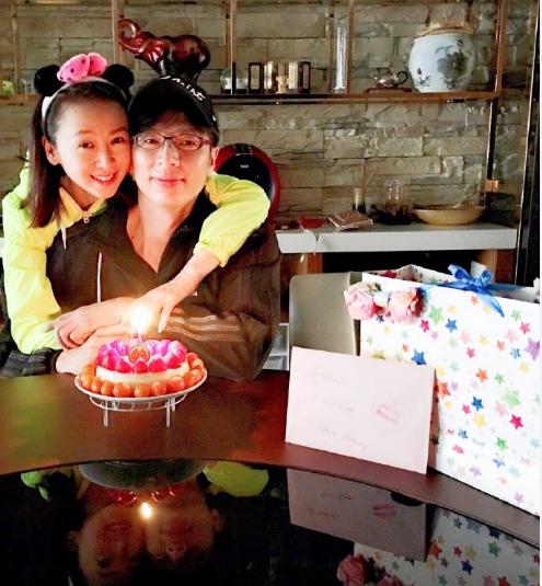 51歲翁虹容顏未老，越來越年輕宛如少女，女兒挺清秀但是顏值卻不如她~~~