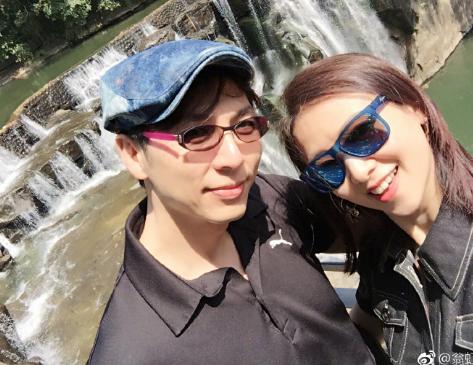 51歲翁虹容顏未老，越來越年輕宛如少女，女兒挺清秀但是顏值卻不如她~~~