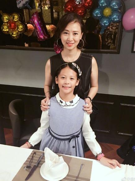 51歲翁虹容顏未老，越來越年輕宛如少女，女兒挺清秀但是顏值卻不如她~~~