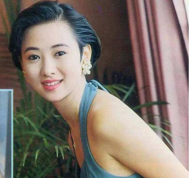 51歲翁虹容顏未老，越來越年輕宛如少女，女兒挺清秀但是顏值卻不如她~~~