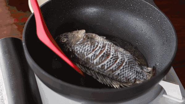 不管煎什麼魚，直接下鍋可不對，先做這一步，魚皮才完整