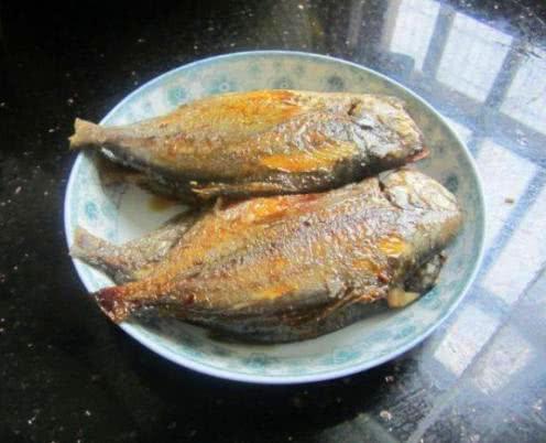 不管煎什麼魚，直接下鍋可不對，先做這一步，魚皮才完整