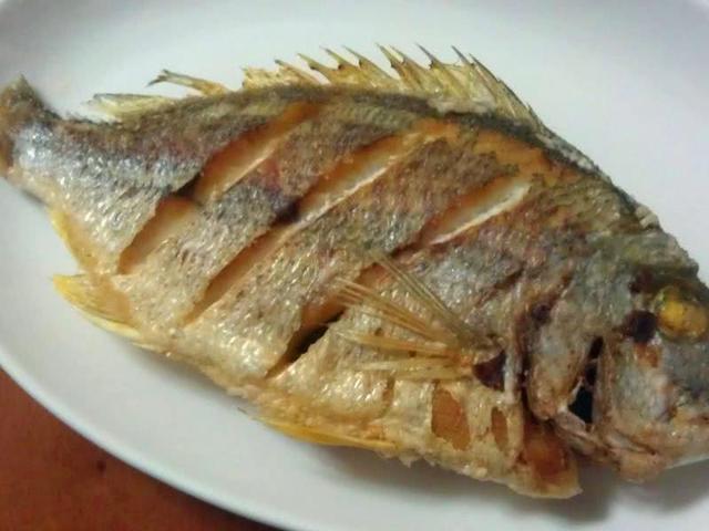 不管煎什麼魚，直接下鍋可不對，先做這一步，魚皮才完整