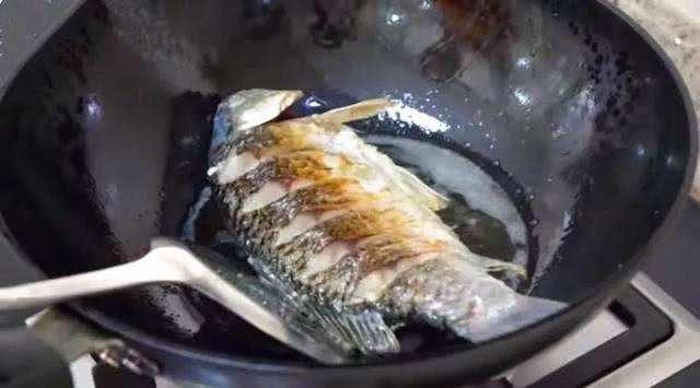 不管煎什麼魚，直接下鍋可不對，先做這一步，魚皮才完整