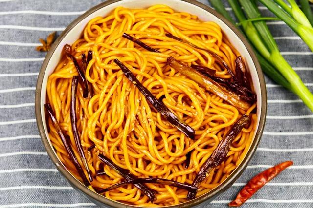 麵條最簡單的做法之一，蔥油拌面，拯救沒食慾！