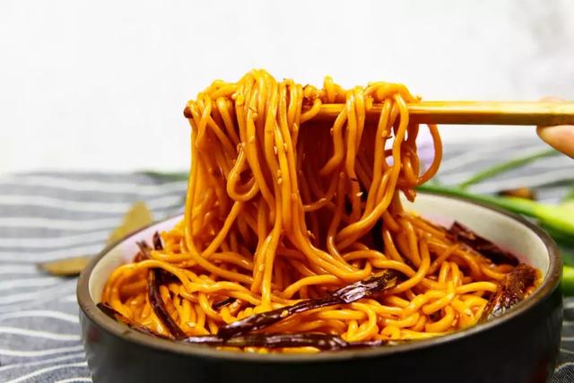 麵條最簡單的做法之一，蔥油拌面，拯救沒食慾！
