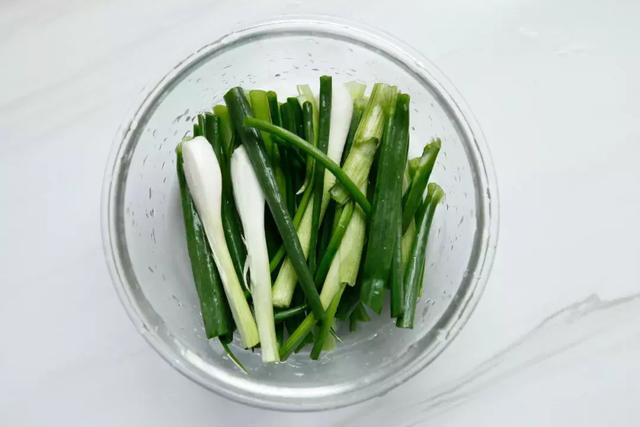 麵條最簡單的做法之一，蔥油拌面，拯救沒食慾！