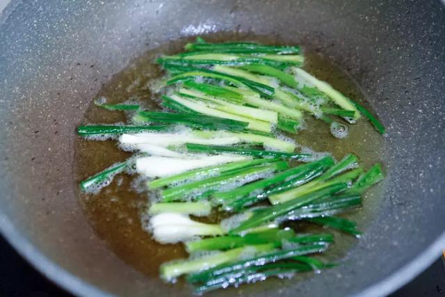 麵條最簡單的做法之一，蔥油拌面，拯救沒食慾！