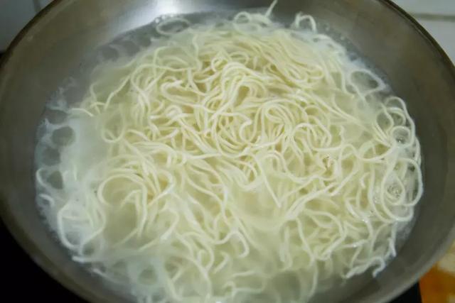 麵條最簡單的做法之一，蔥油拌面，拯救沒食慾！