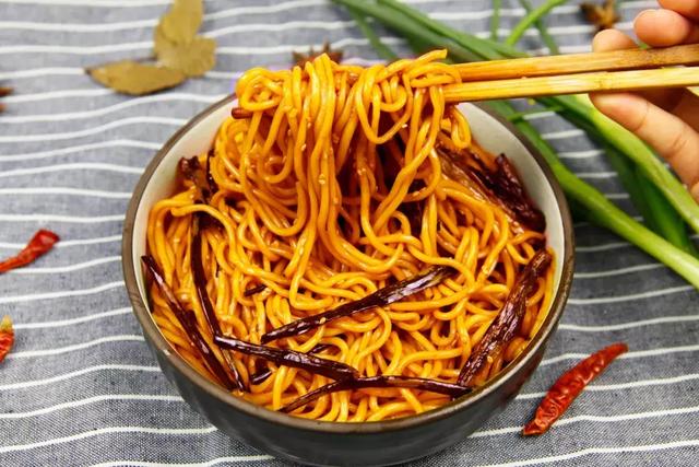 麵條最簡單的做法之一，蔥油拌面，拯救沒食慾！