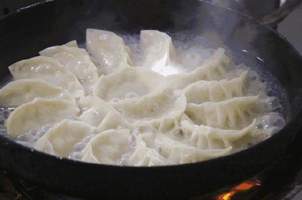 30年餃子館幫廚：餃子餡要鮮香，這３樣調味料，少一味就差很遠