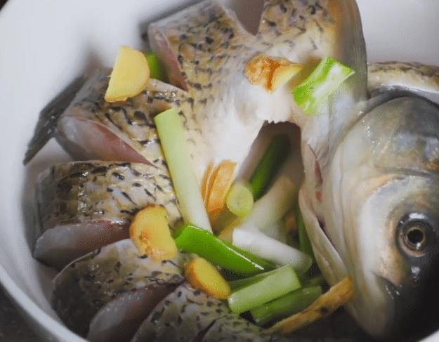 1條大草魚1瓶啤酒，往鍋里一扔，比酸菜魚，紅燒魚還要好吃，解饞