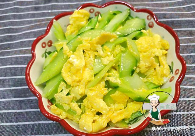 青瓜別直接下鍋炒，多做一個步驟，黃瓜更清新爽脆，開胃又下飯！