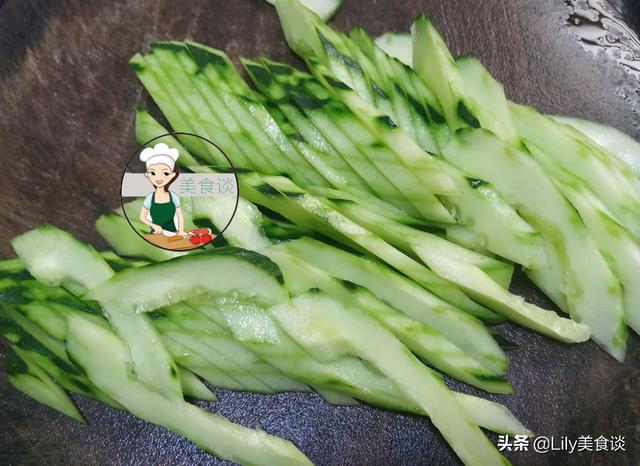 青瓜別直接下鍋炒，多做一個步驟，黃瓜更清新爽脆，開胃又下飯！