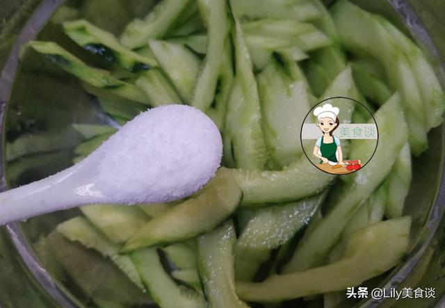 青瓜別直接下鍋炒，多做一個步驟，黃瓜更清新爽脆，開胃又下飯！