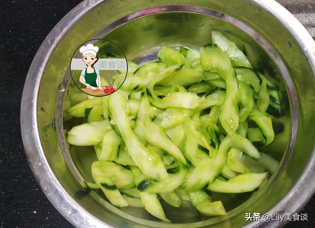 青瓜別直接下鍋炒，多做一個步驟，黃瓜更清新爽脆，開胃又下飯！