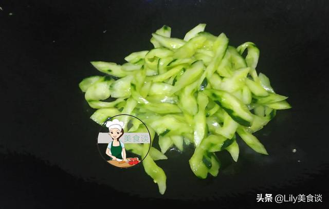 青瓜別直接下鍋炒，多做一個步驟，黃瓜更清新爽脆，開胃又下飯！