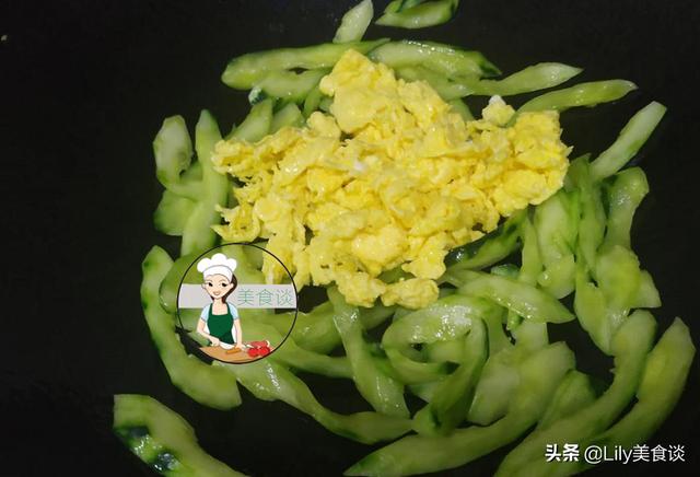 青瓜別直接下鍋炒，多做一個步驟，黃瓜更清新爽脆，開胃又下飯！