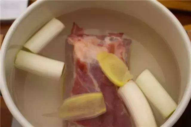 正宗梅菜扣肉的做法，香而不膩，做法簡單，絕對讓你吃了還想吃！