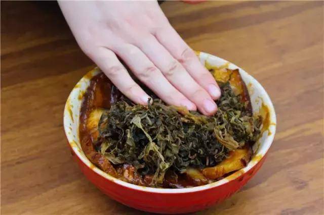 正宗梅菜扣肉的做法，香而不膩，做法簡單，絕對讓你吃了還想吃！