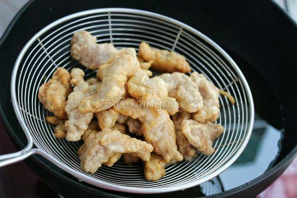半斤豬肉2個雞蛋，教你做開胃又下飯的家常菜，比小酥肉更好吃！