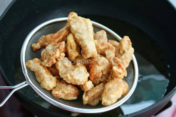 半斤豬肉2個雞蛋，教你做開胃又下飯的家常菜，比小酥肉更好吃！
