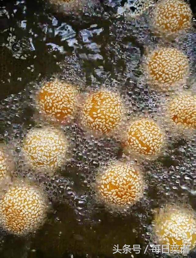 教你做最好吃的紅薯丸子，軟糯香甜，一上桌就搶光