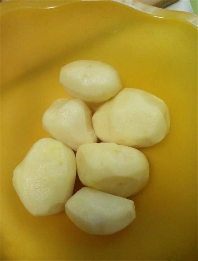 土豆別再炒著吃，換種新做法，咬一口焦香酥脆，簡單易做好吃極了