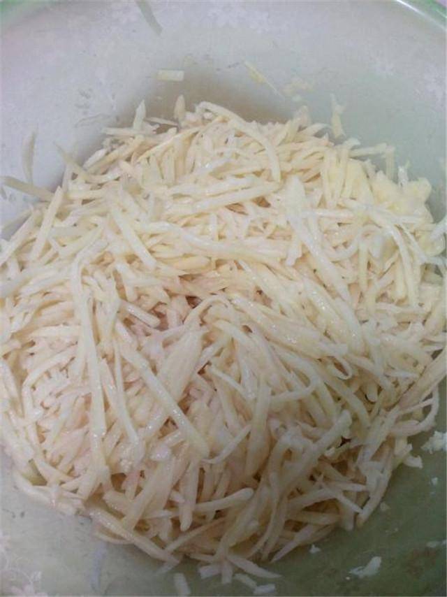 土豆別再炒著吃，換種新做法，咬一口焦香酥脆，簡單易做好吃極了