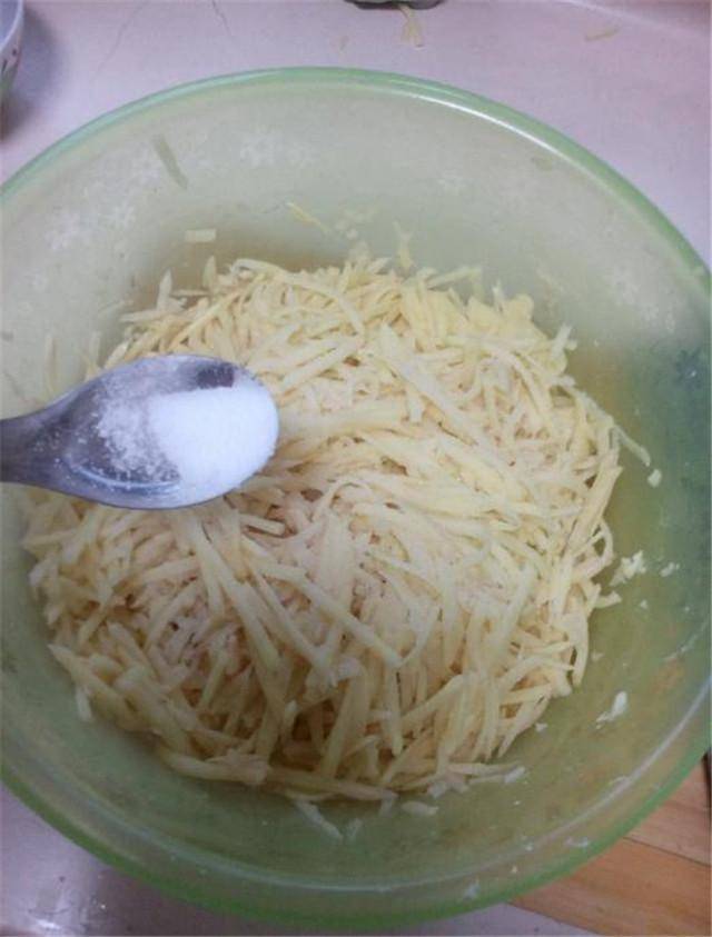 土豆別再炒著吃，換種新做法，咬一口焦香酥脆，簡單易做好吃極了