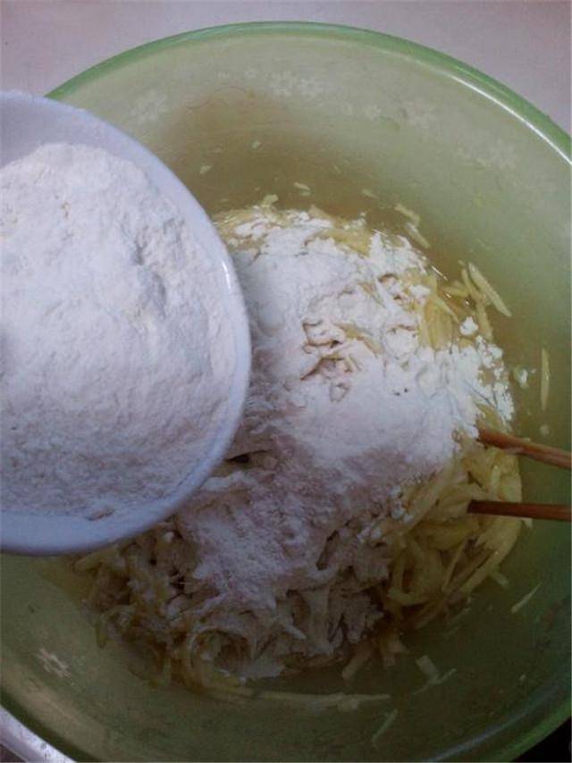 土豆別再炒著吃，換種新做法，咬一口焦香酥脆，簡單易做好吃極了