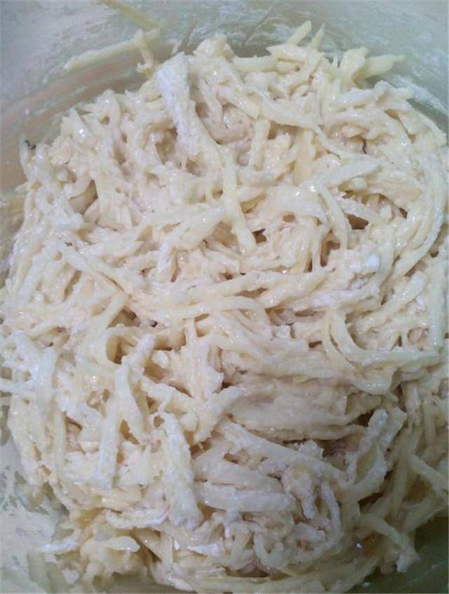 土豆別再炒著吃，換種新做法，咬一口焦香酥脆，簡單易做好吃極了