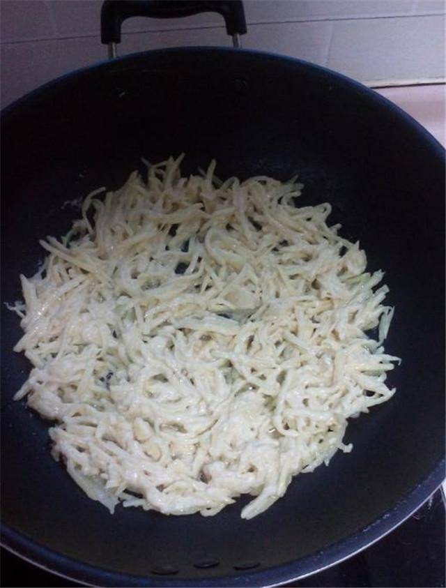 土豆別再炒著吃，換種新做法，咬一口焦香酥脆，簡單易做好吃極了