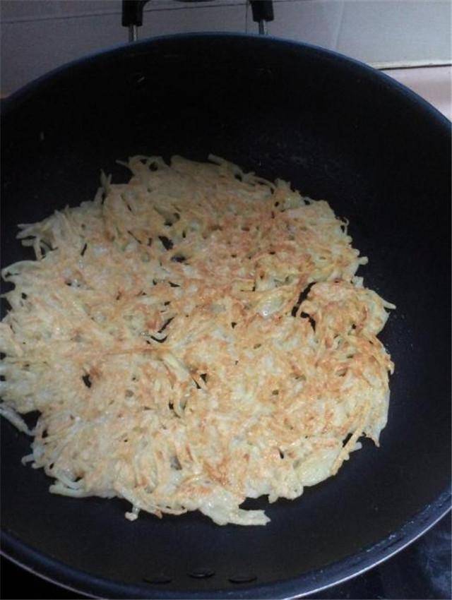 土豆別再炒著吃，換種新做法，咬一口焦香酥脆，簡單易做好吃極了