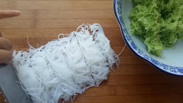 突發奇想用蘿蔔做成煎餅，沒想到出奇的好吃，孩子每天都鬧著要吃
