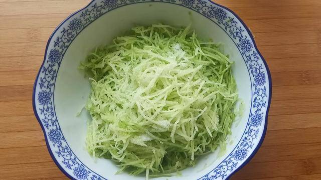 突發奇想用蘿蔔做成煎餅，沒想到出奇的好吃，孩子每天都鬧著要吃